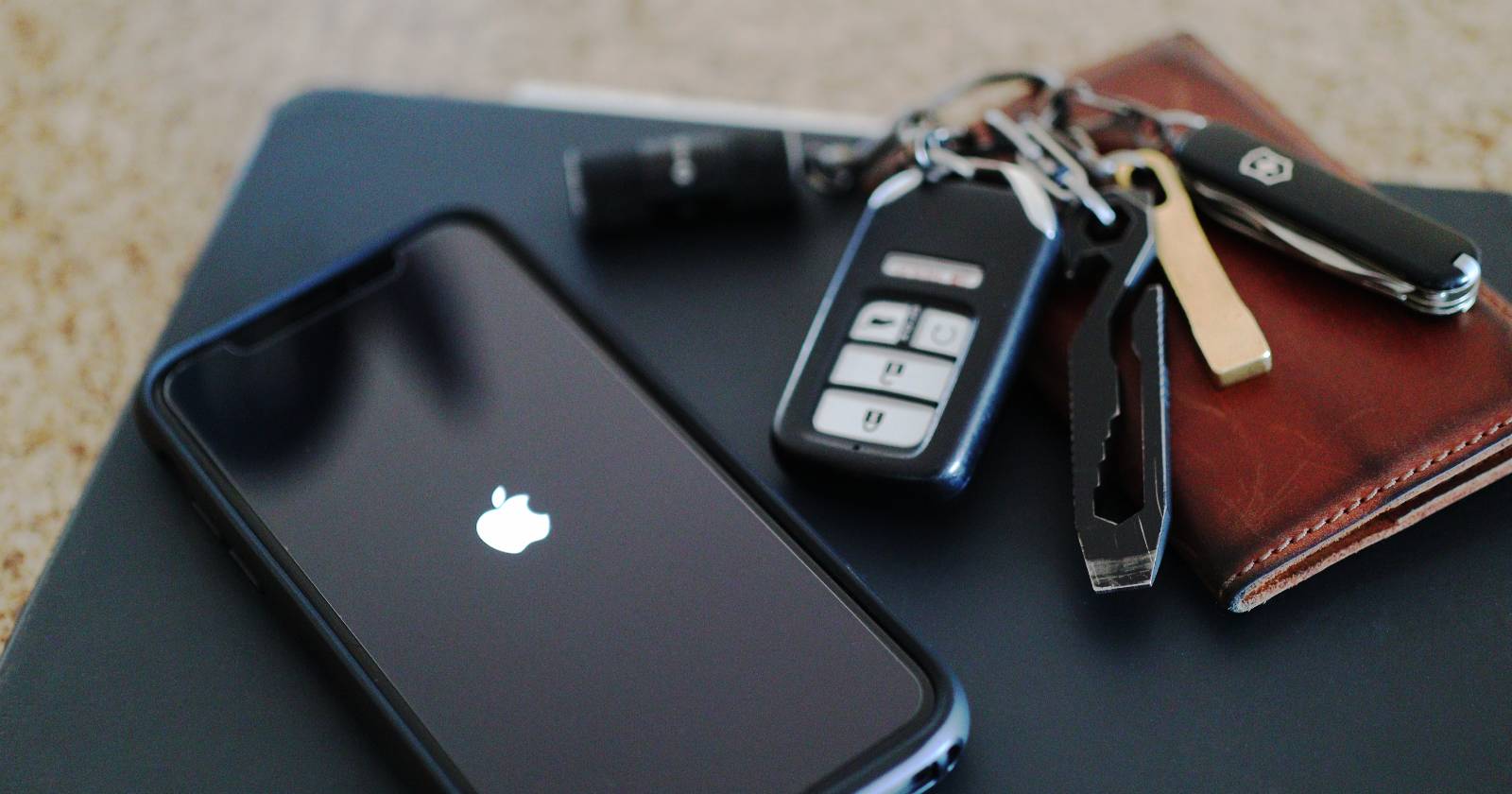 iPhone на столе рядом с клавиатурой и iPad