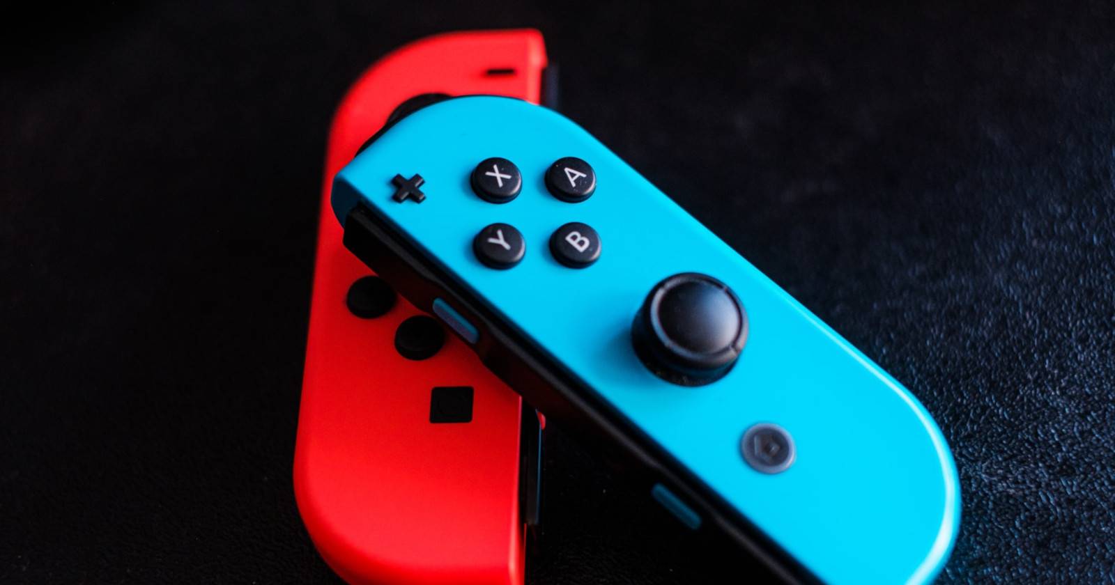 Перекрещенные красный и синий Joy‑Con от Nintendo Switch