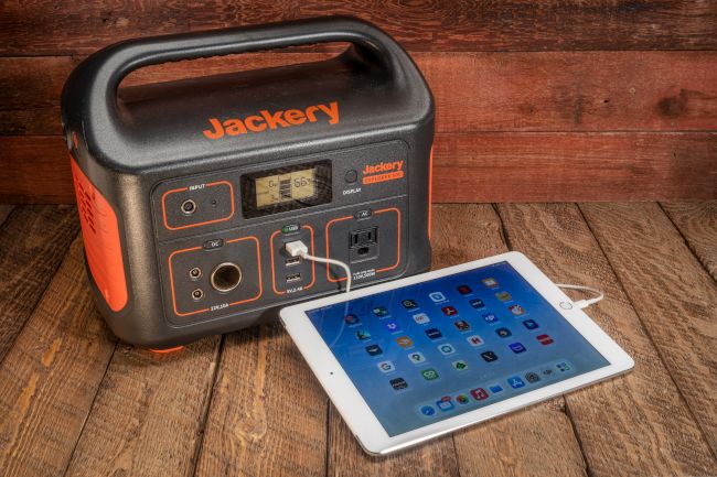 Jackery Explorer 500 портативная электростанция заряжает планшет.