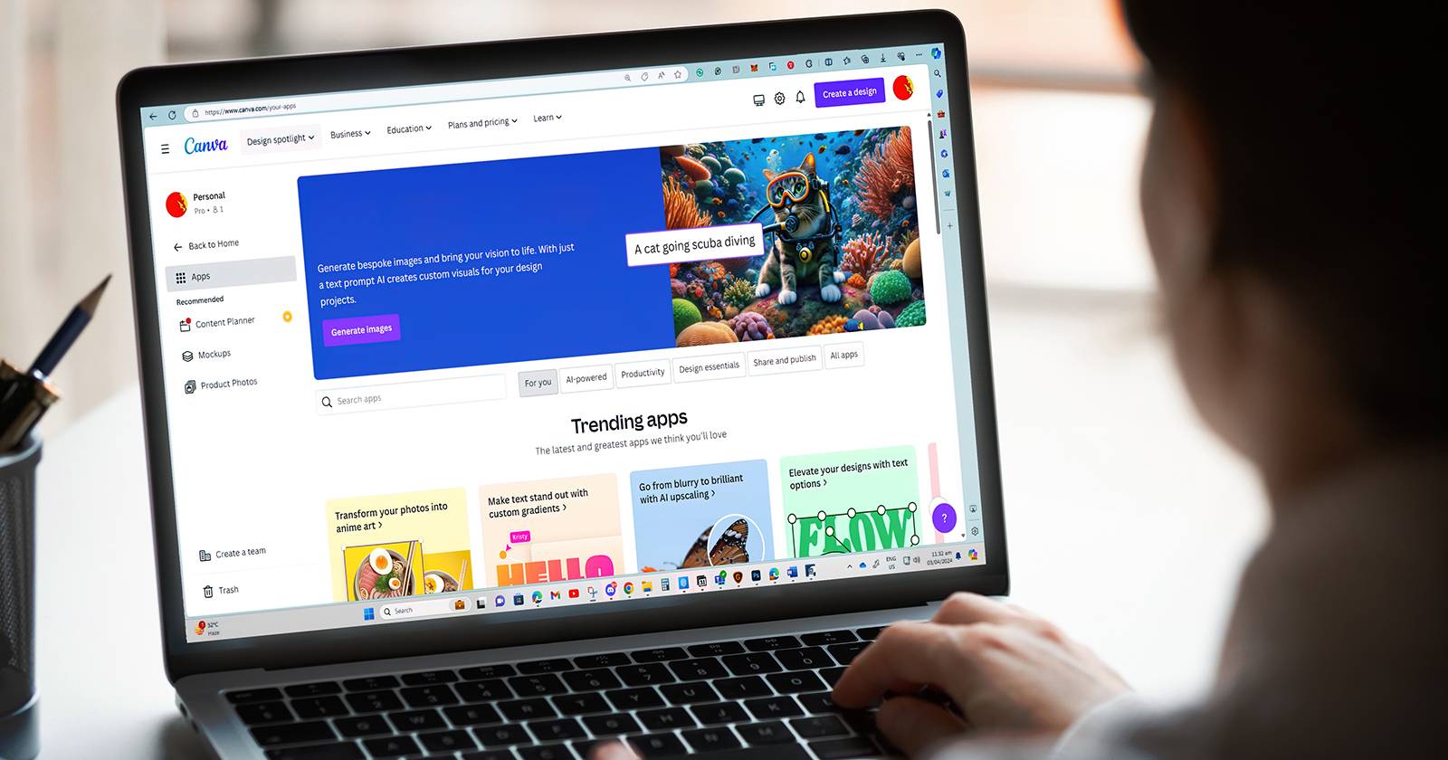 Человек просматривает страницу приложения Canva на экране ноутбука