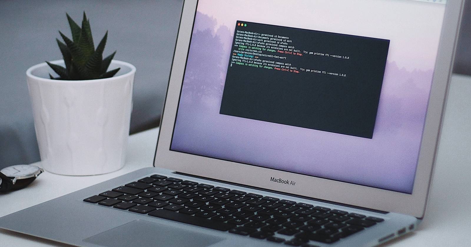 MacBook на столе с открытым Терминалом