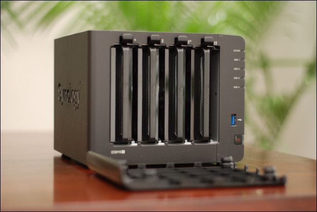 Процесс извлечения лотка и установки диска в лоток