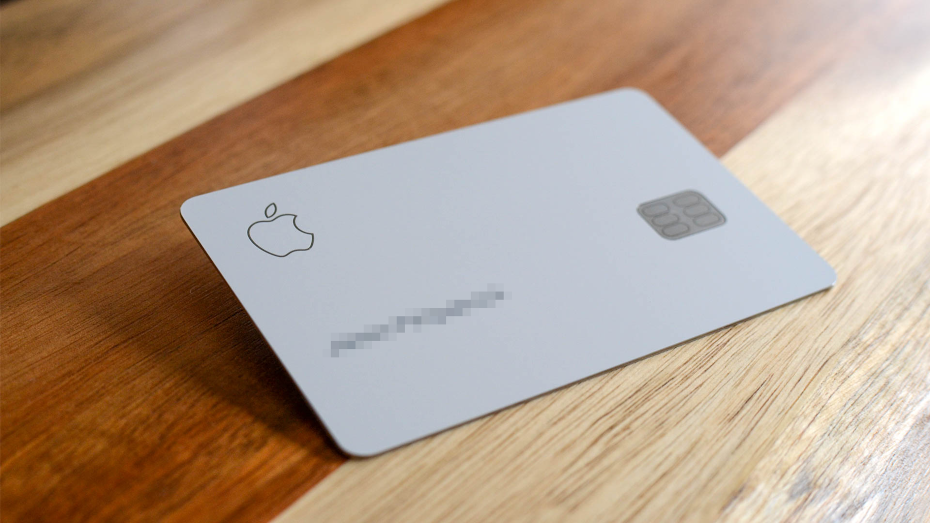 Apple Card с размытым именем.