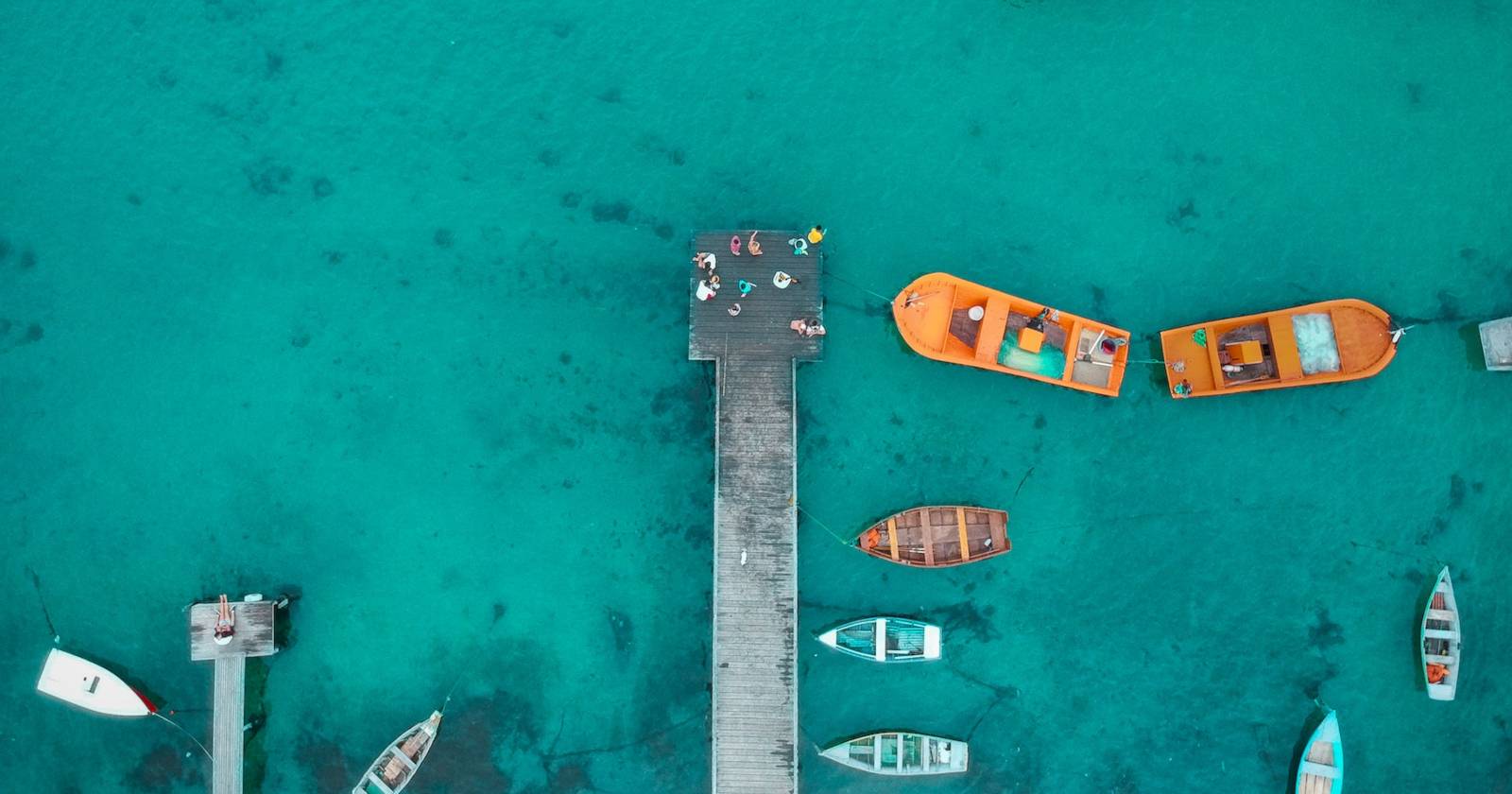 вид сверху на причал, окружённый небольшими лодками