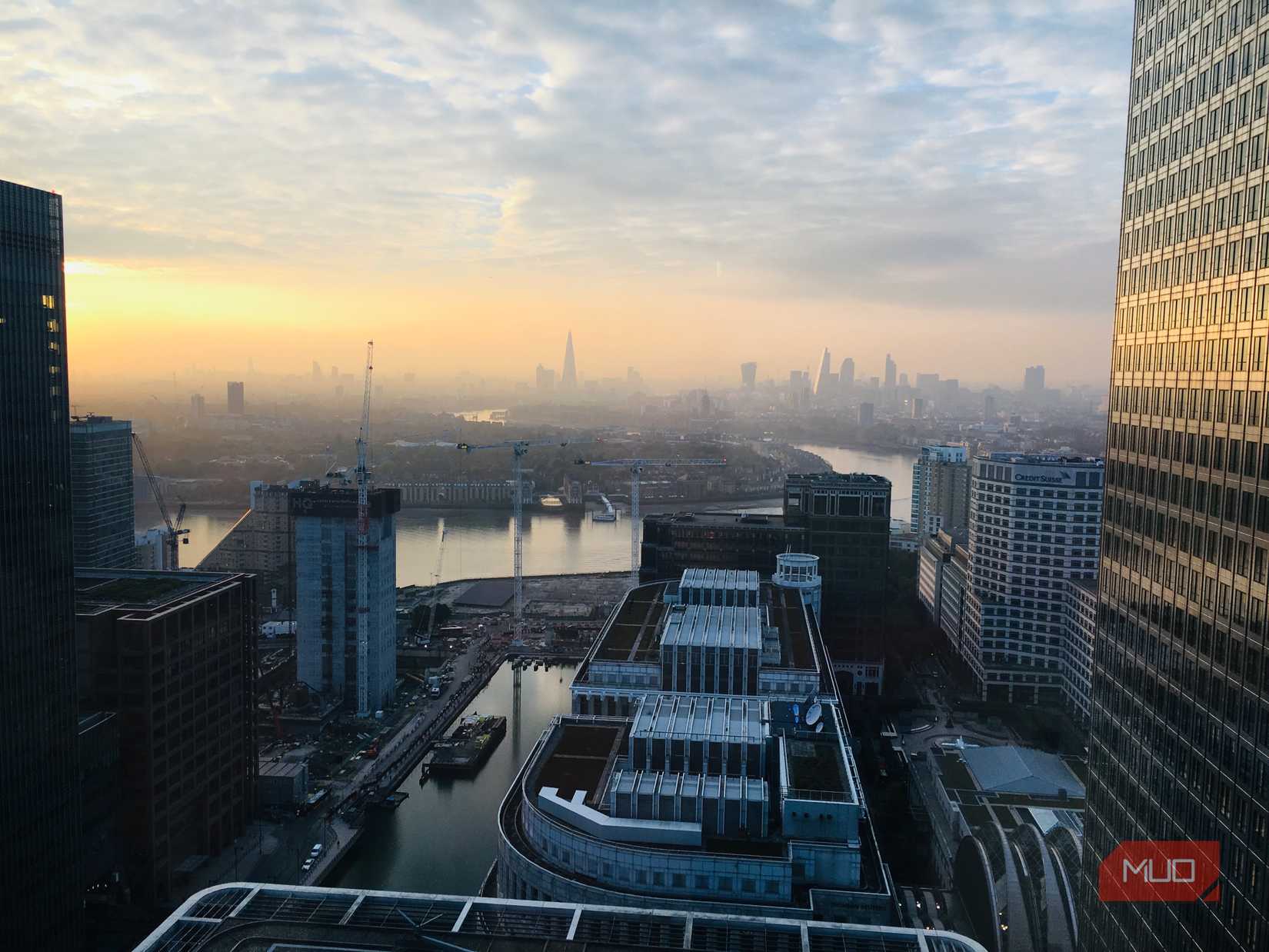 Городской горизонт на закате