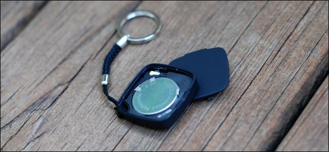 Фото трекера и батарейки CR2032 рядом для сравнения