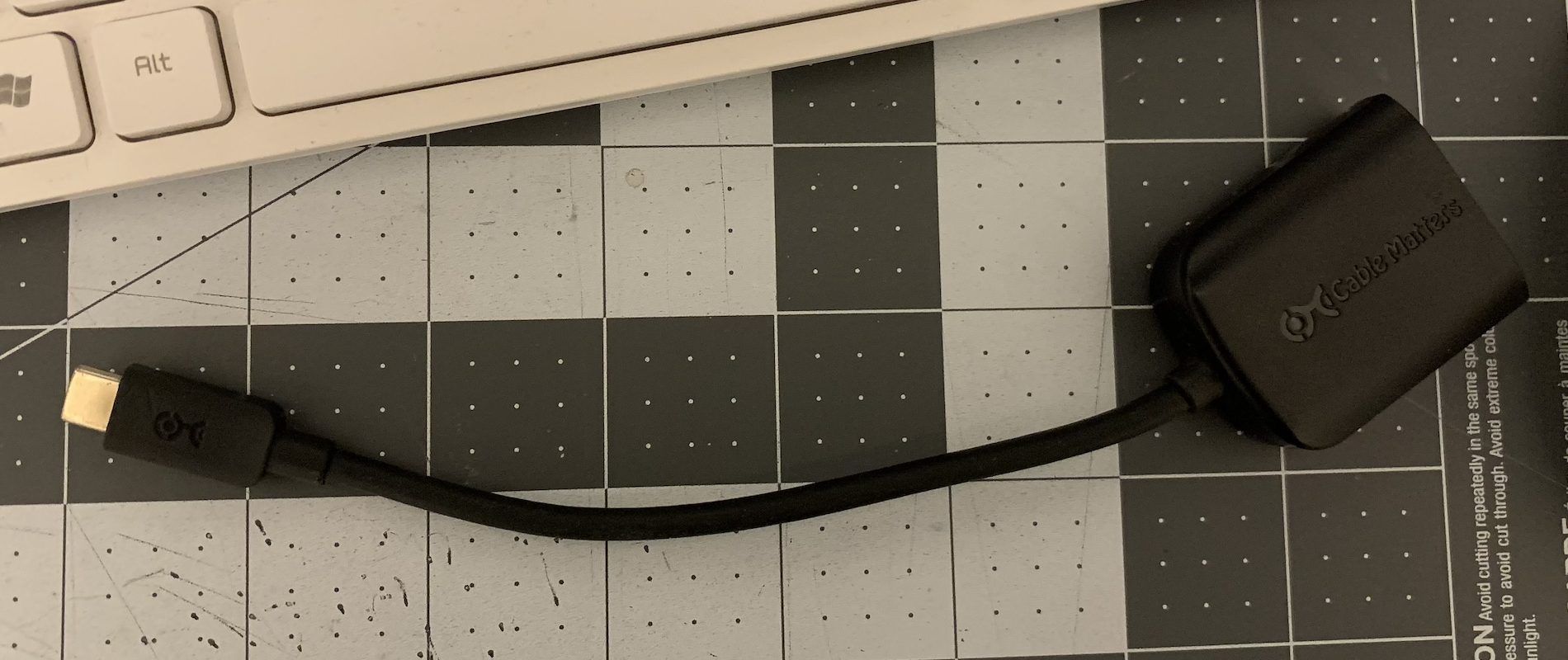 Адаптер USB-C на HDMI на рабочем столе