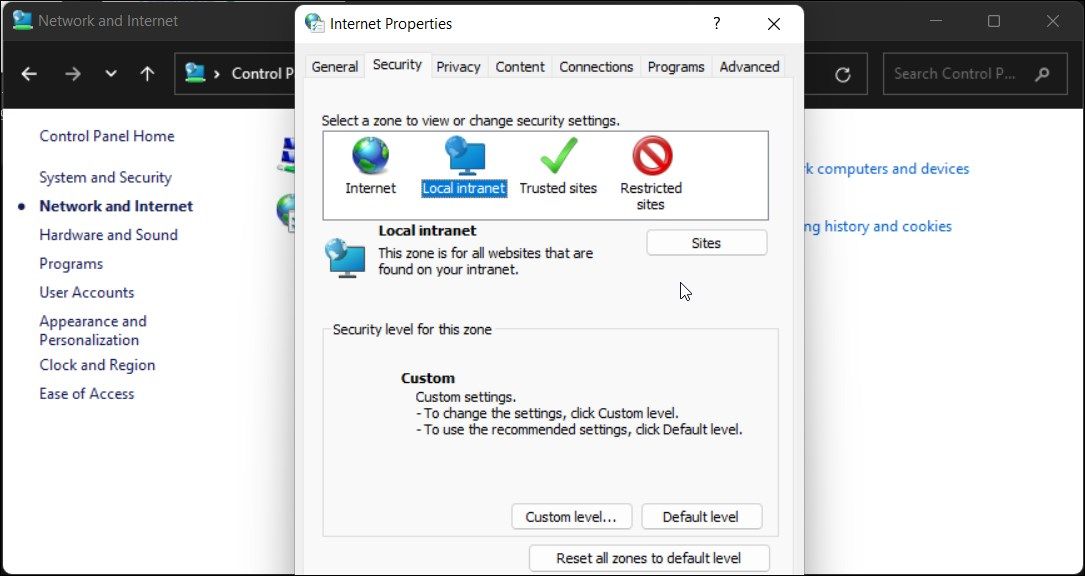 Диалог «Свойства обозревателя» с открытой вкладкой «Безопасность» в Windows 11