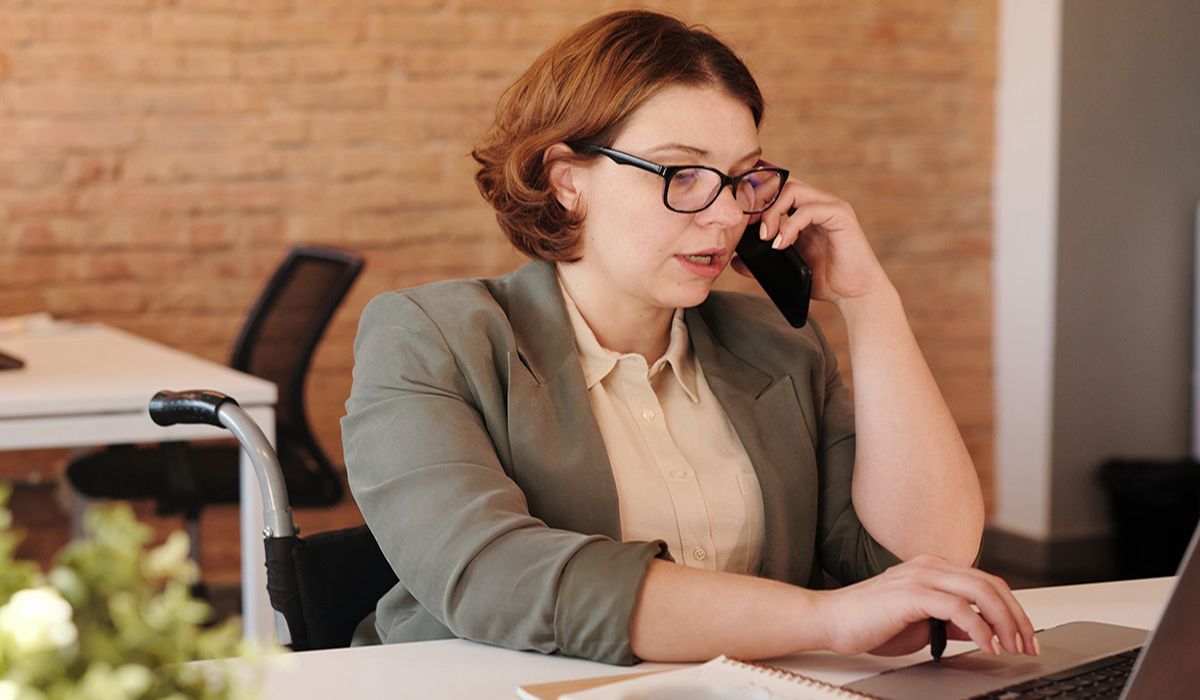 Человек звонит с мобильного телефона