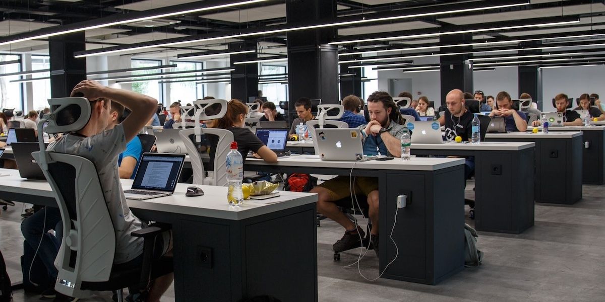 Участники хакатона работают над проектом вживую