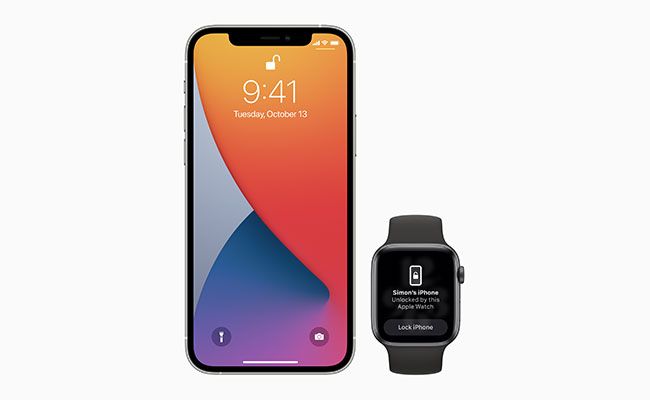 iPhone, разблокированный с помощью Apple Watch, с уведомлением на часах