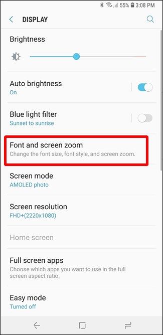 Скриншот меню Шрифт и масштаб экрана с параметрами размера и стиля