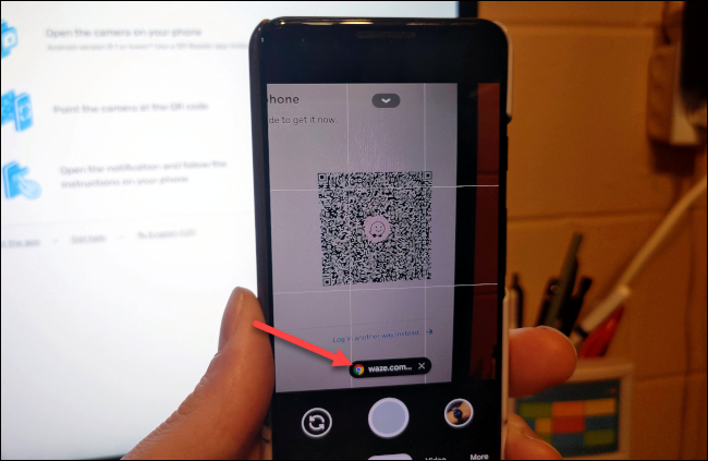 Наведение камеры телефона на QR-код и переход по ссылке