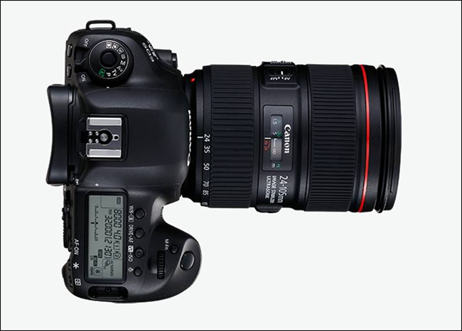 Органы управления на корпусе полнокадровой камеры: диски и кнопки