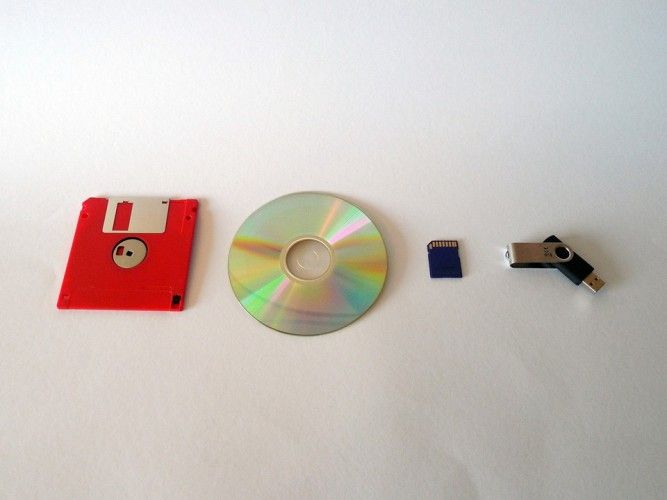 USB, CD, DVD и дискета рядом