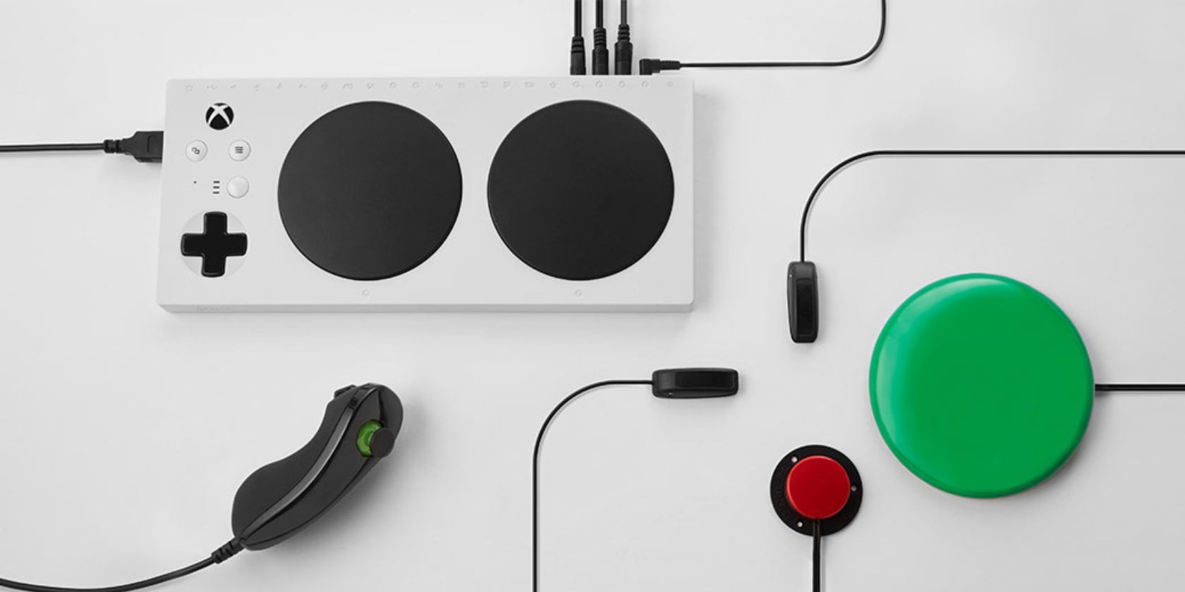 Фото: Xbox Adaptive Controller с различными подключёнными вспомогательными устройствами