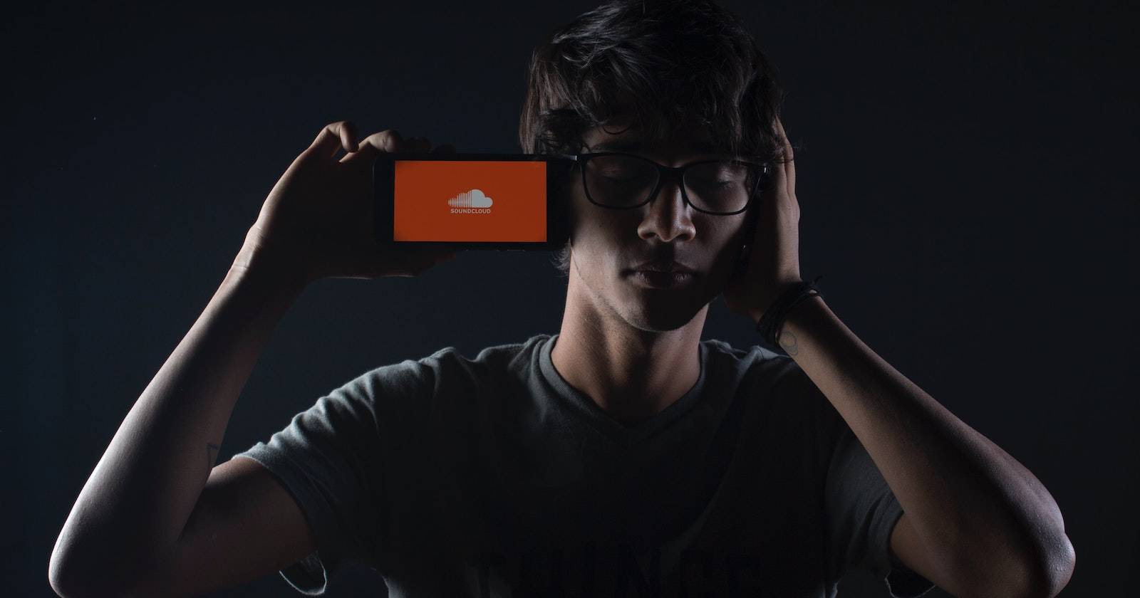 Логотип SoundCloud на экране телефона