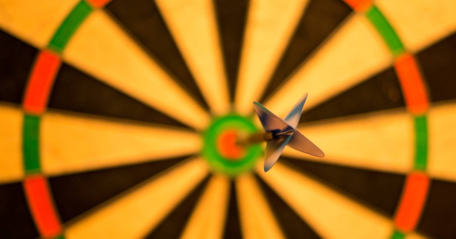 Дартс с дротиком в центральной мишени
