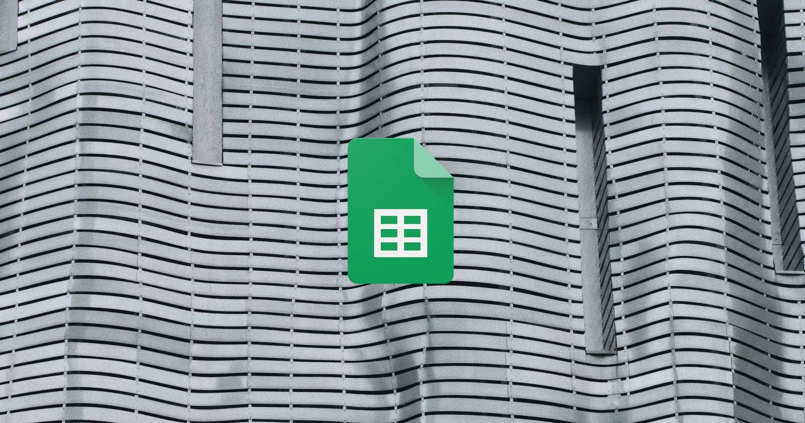 Логотип Google Sheets на волнообразном здании