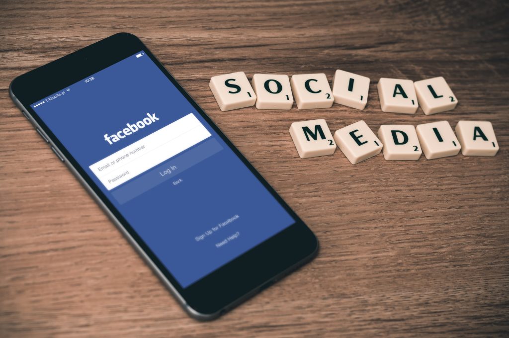 Экран смартфона: приложение Facebook и параметры конфиденциальности