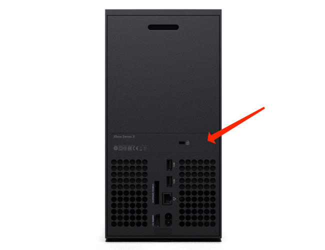 Серийный номер Xbox Series X расположен над USB-портами на задней панели.