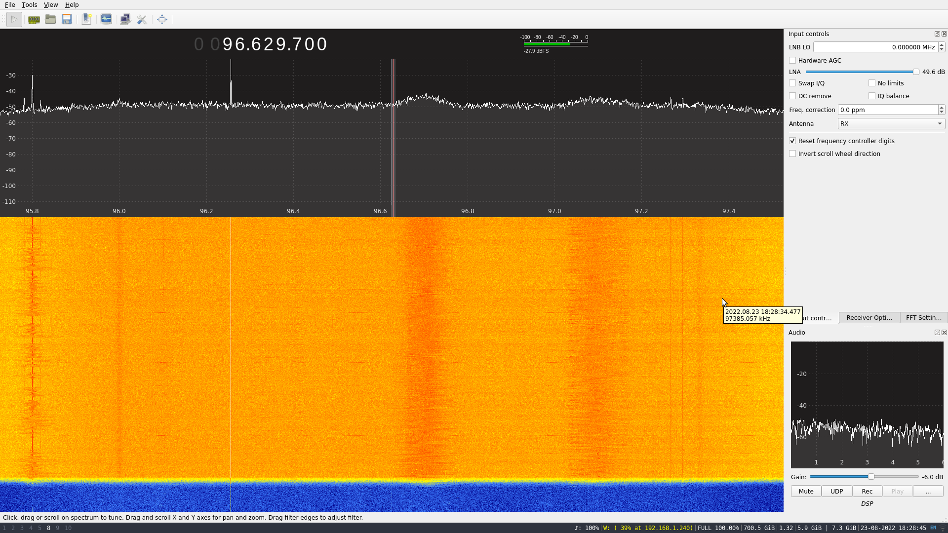 Экран GQRX: водопад и пик спектра около 96 МГц
