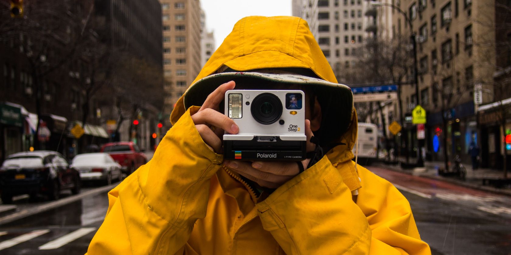 человек снимает под дождём с защитой камеры