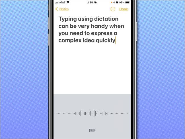 Пример работы диктовки на iPhone: волновая форма и распознаваемый текст.