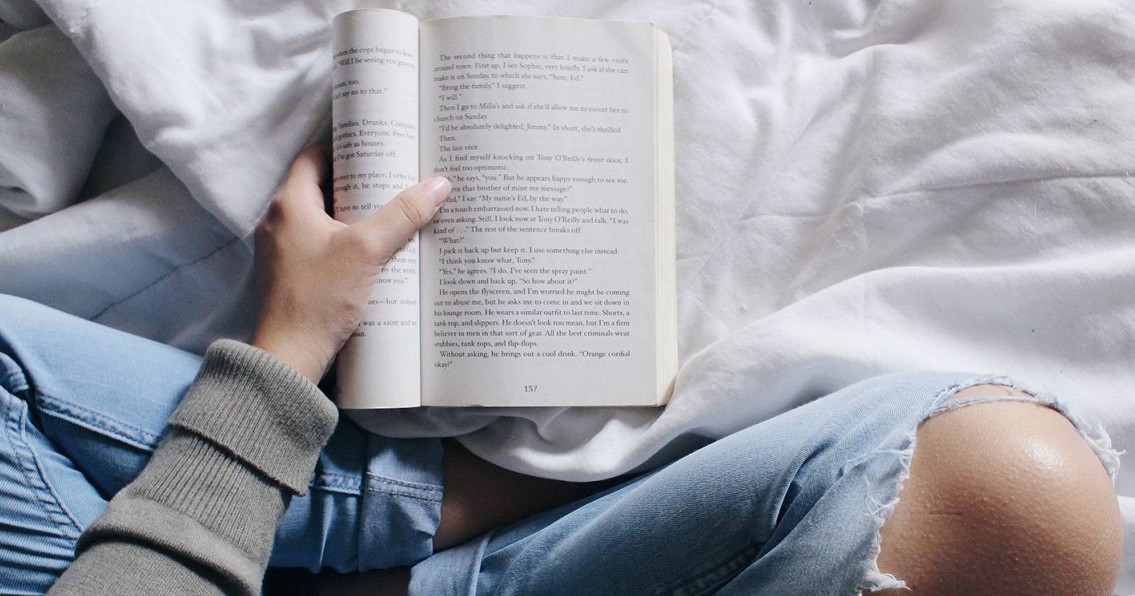 Книга на столе с открытой страницей