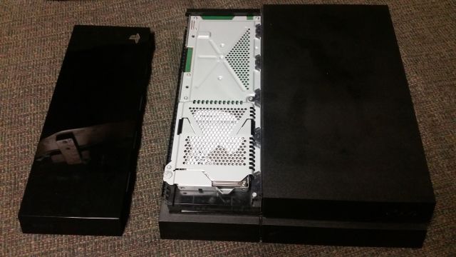 Установленная крышка PS4