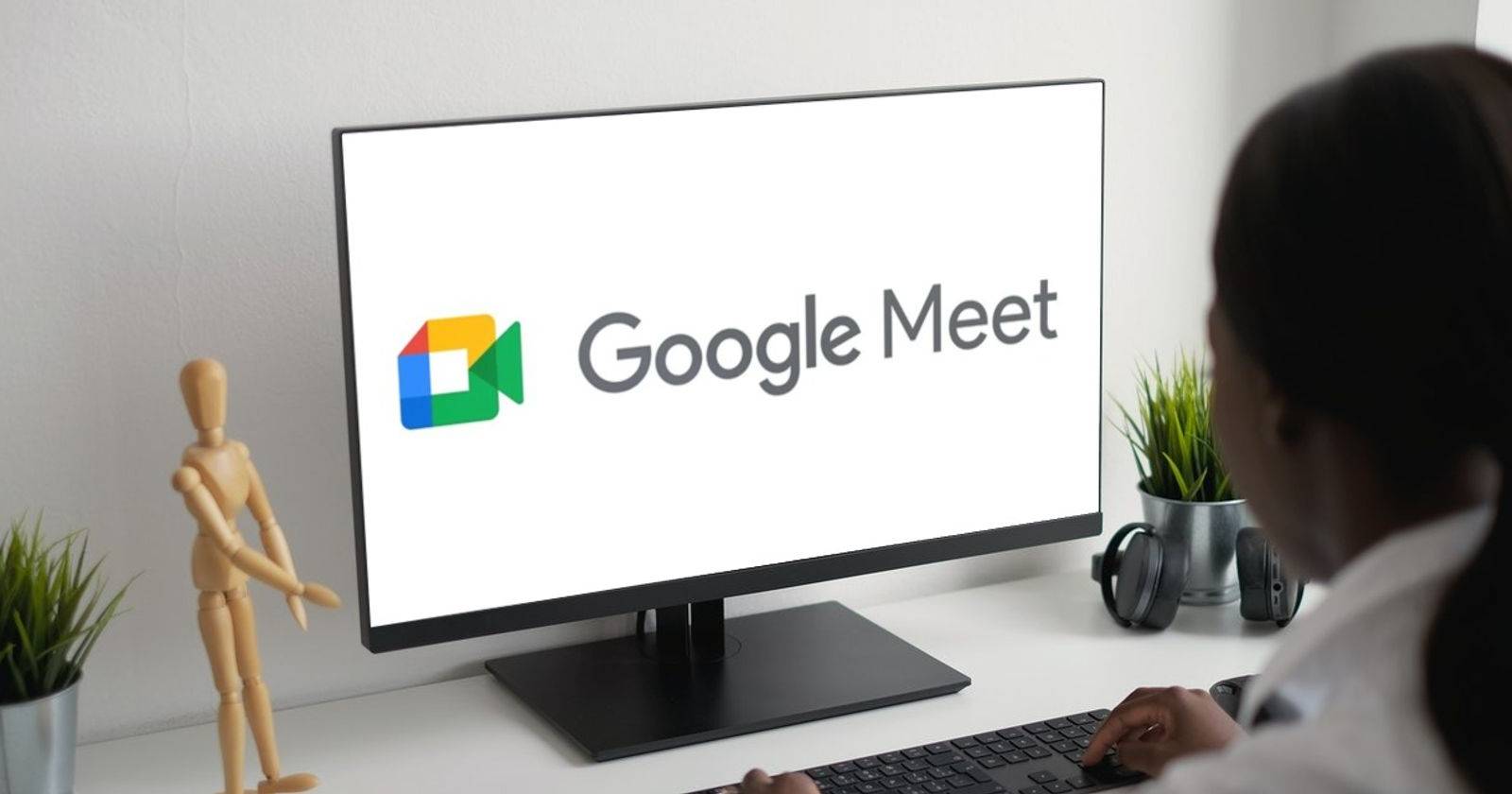 Логотип Google Meet на экране компьютера