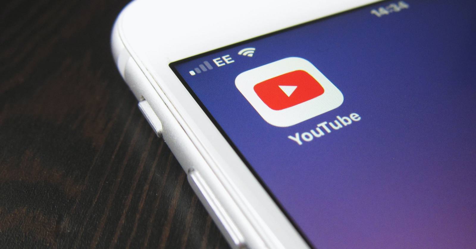 Иконка приложения YouTube на экране iPhone