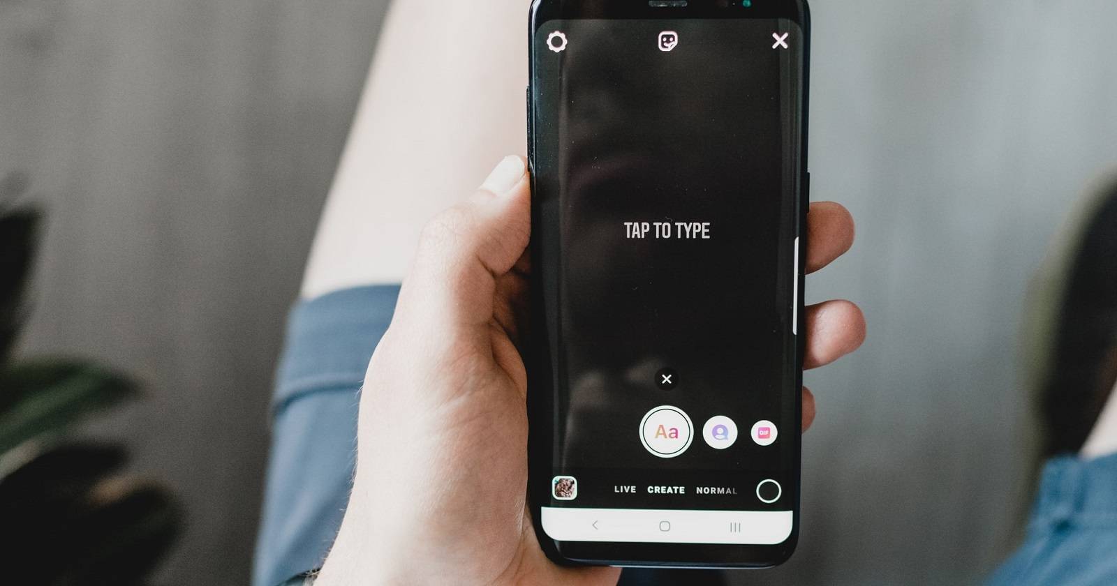 Человек создаёт Историю Instagram