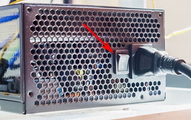 Переключите выключатель питания на задней панели блока питания.