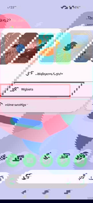 Выбор опции «Виджеты» на домашнем экране Android