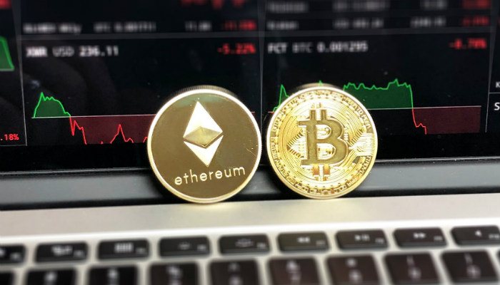 Шайбы и монеты криптовалюты, иллюстрация майнинга