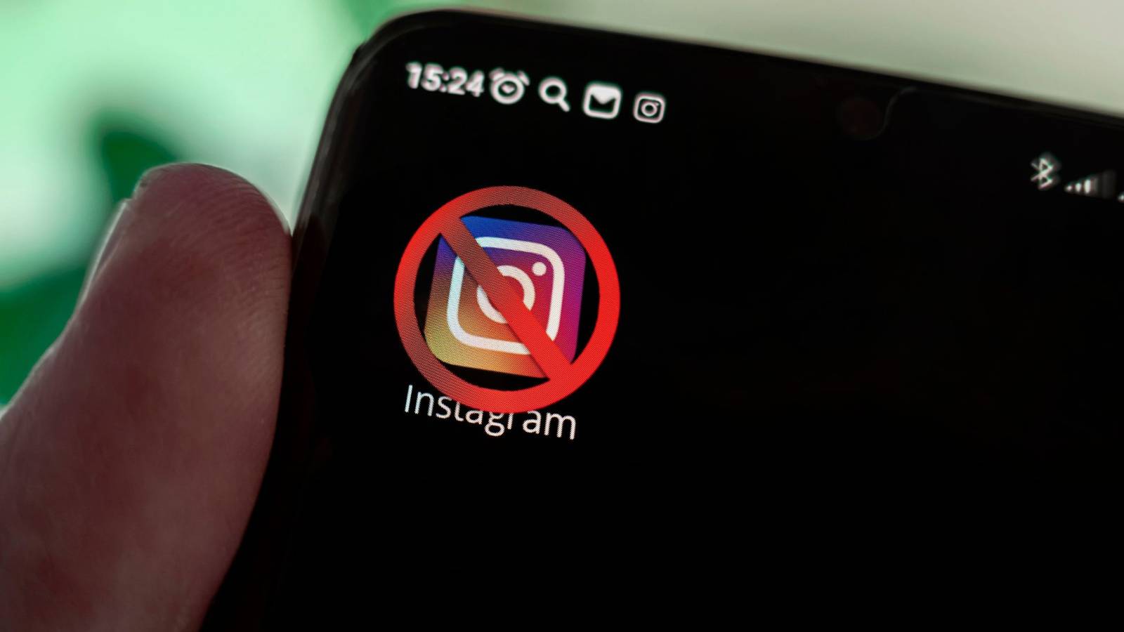 Иконка приложения Instagram с перечёркнутым символом, иллюстрация блокировки