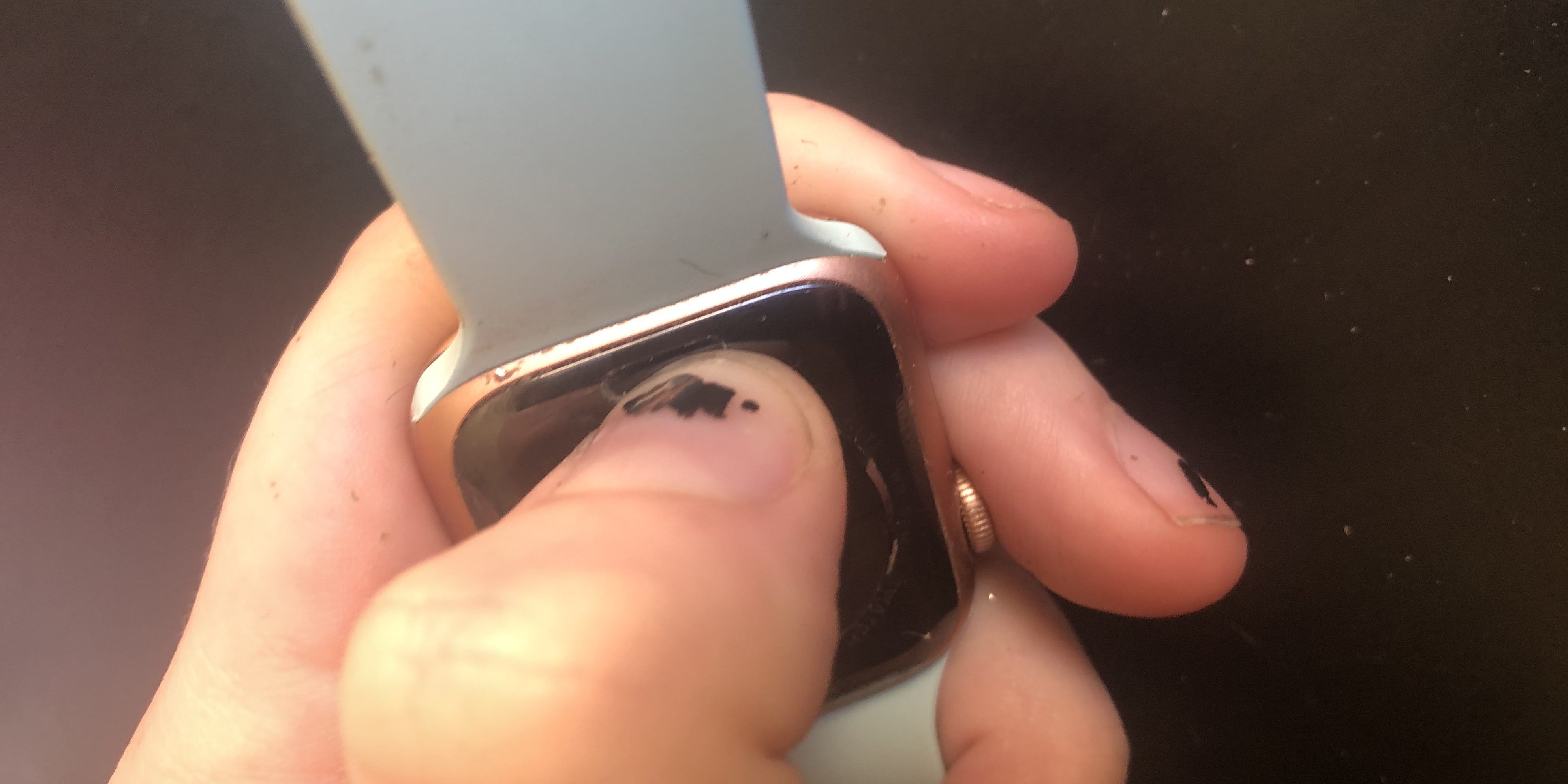 Нажимается кнопка на нижней стороне Apple Watch для снятия ремешка