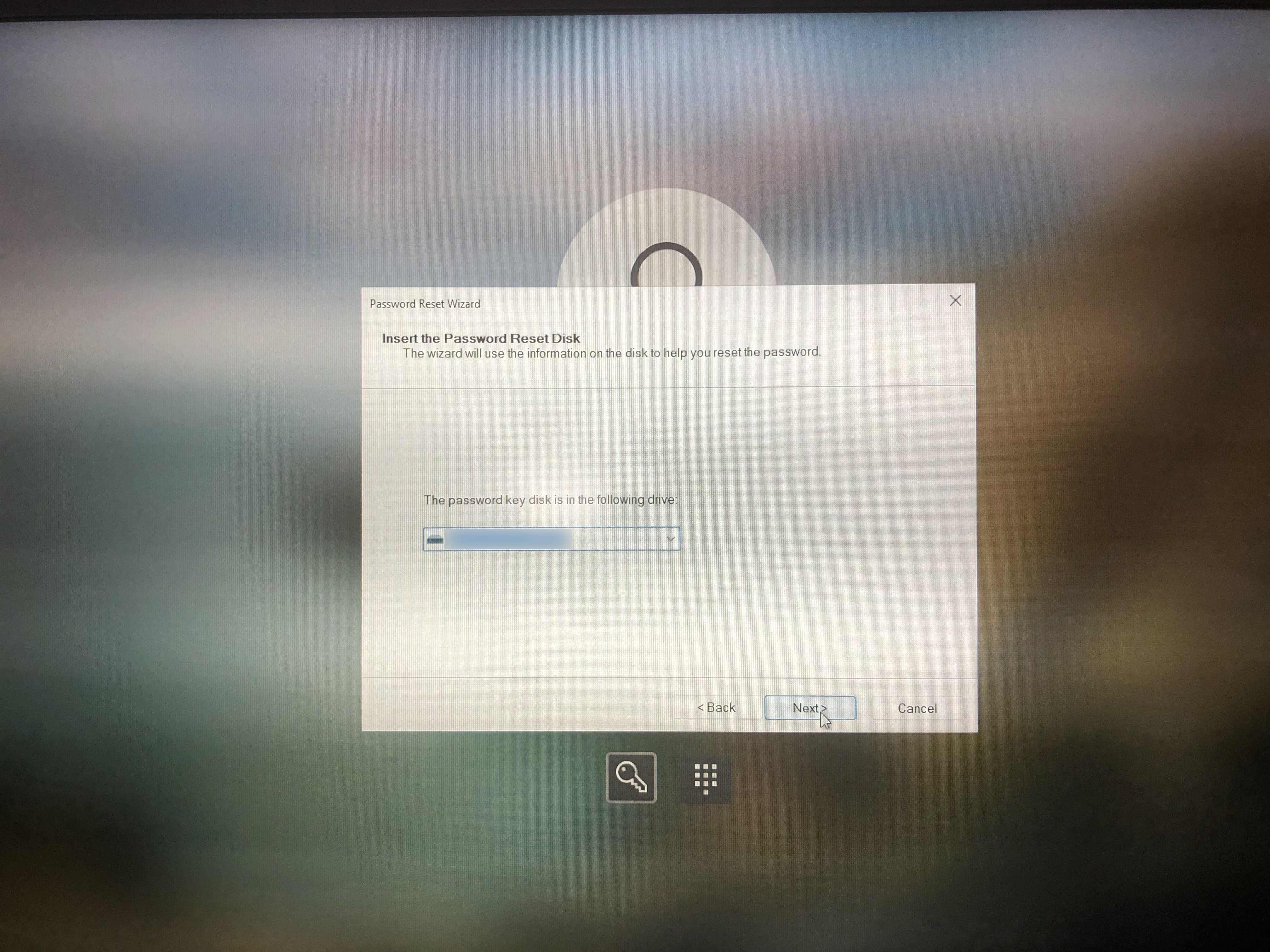 выбор диска сброса пароля в мастере сброса пароля Windows