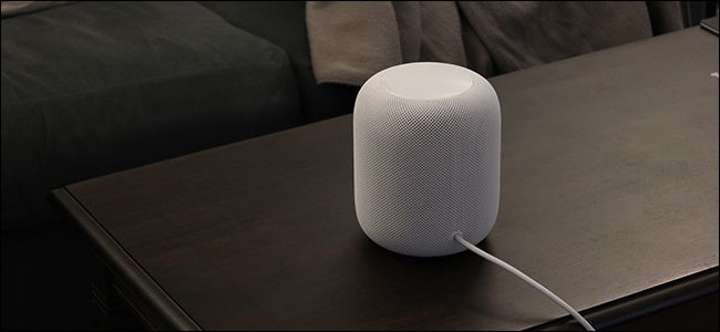 HomePod на полке рядом с телевизором
