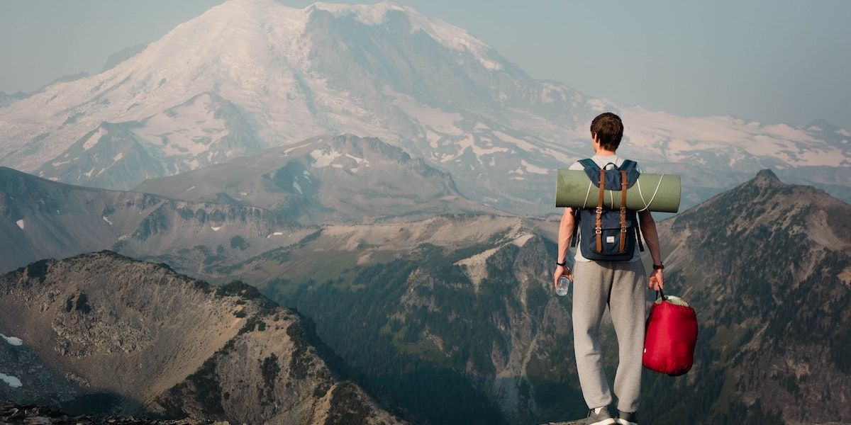 турист с рюкзаком на горном хребте