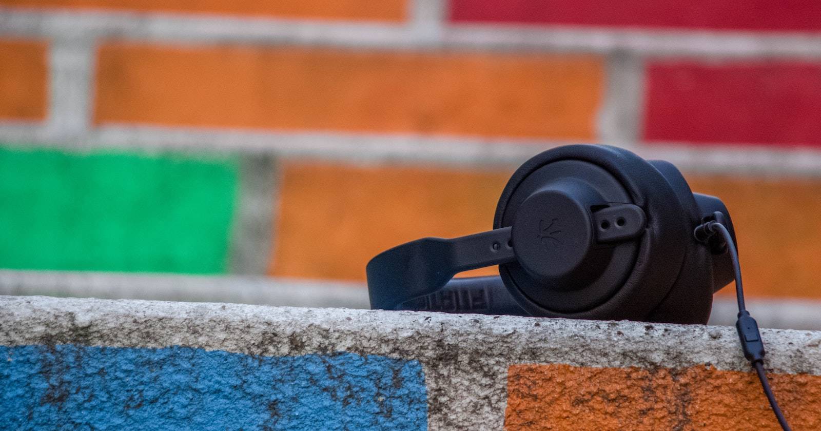 Наушники и цифровая волна звука, иллюстрация темы прослушивания музыки