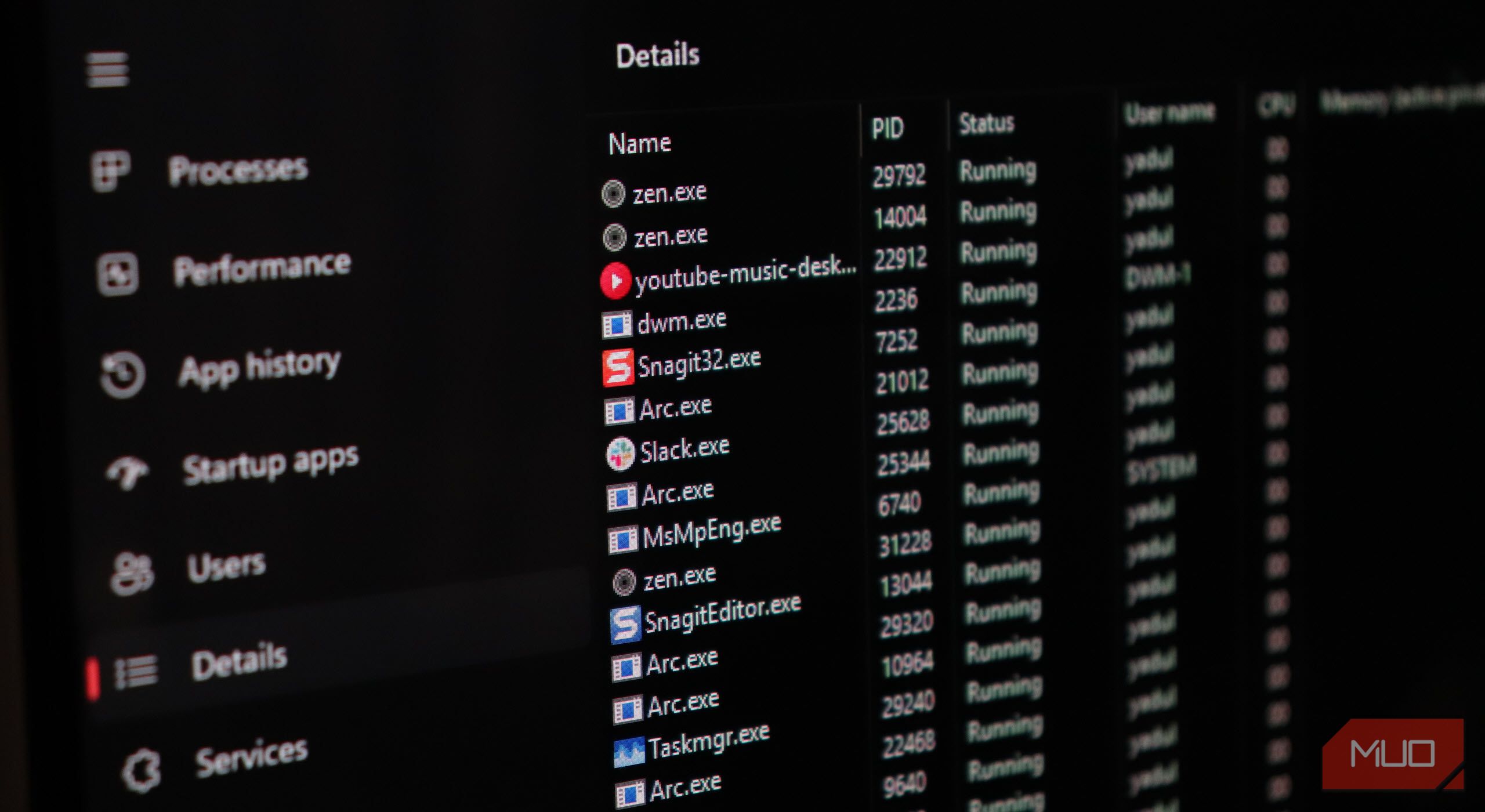 Вкладка «Подробности» в Диспетчере задач с процессами SnagIt, Arc и Slack и деталями PID и памяти