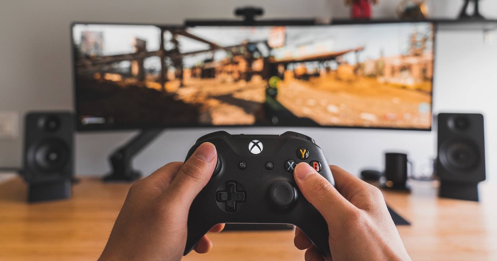 Человек играет с контроллером Xbox