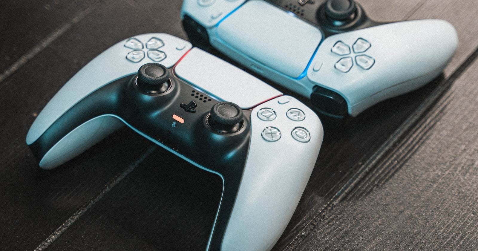 Два контроллера DualSense для PS5 на белом фоне