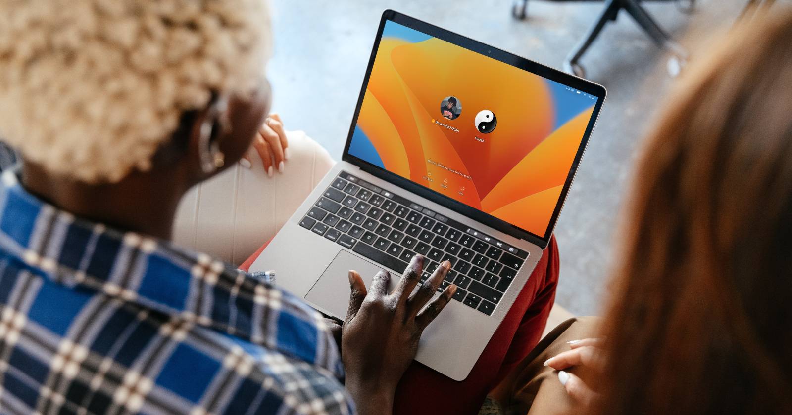 Женщина использует MacBook, на экране показаны профили пользователей