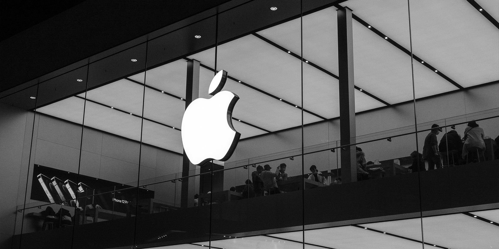 Логотип Apple на фасаде магазина Apple Store