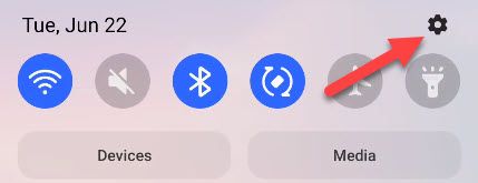 Проведите вниз и нажмите значок шестерёнки в настройках Samsung.