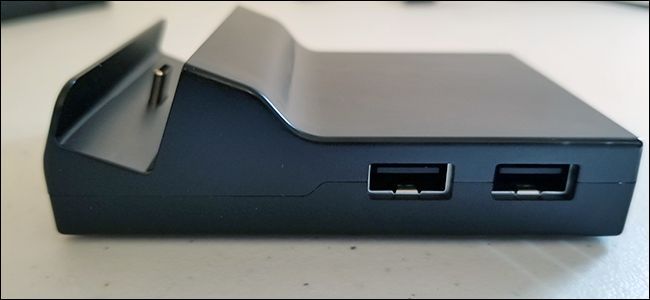 Подключённая док-станция на столе