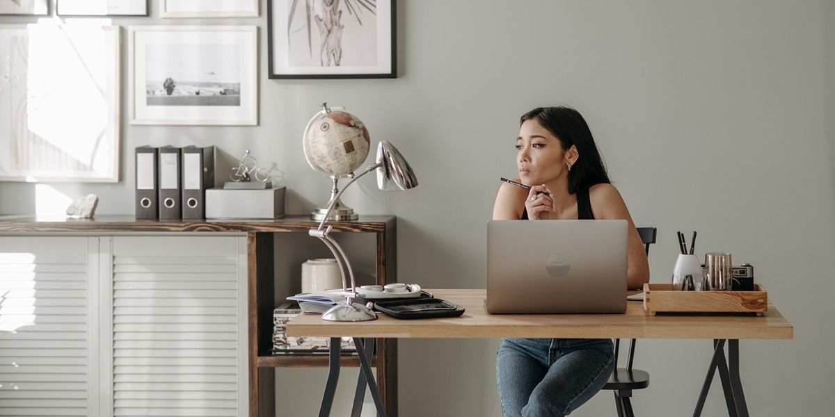 женщина задумалась